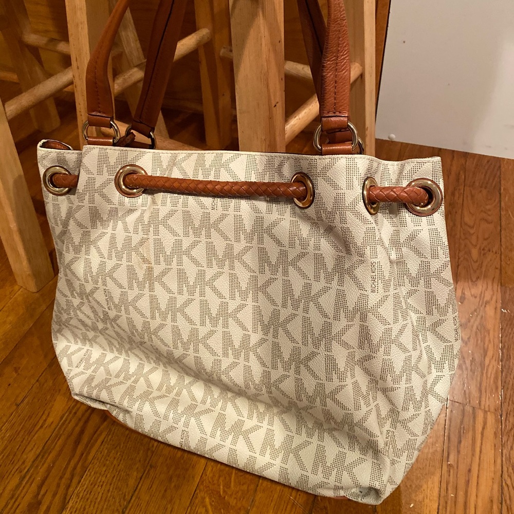 Michael Kors Logo White bag with leather tassel. - Picture 2 of 4